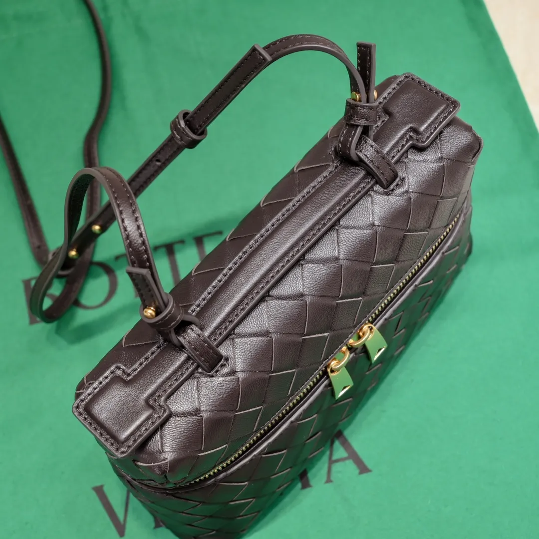 Batch 1360 Bottega Veneta 24 spring and summer woven zipper crossbody bag. A crossbody bag that can be used as a cosmetic bag. The exquisite weaving and compact body are an indispensable accessory for the upcoming summer. The double zipper also better protects the bag. It has a large capacity. If you like it, don’t miss it. Style number: 9109 Size: 22*12.5*5cm